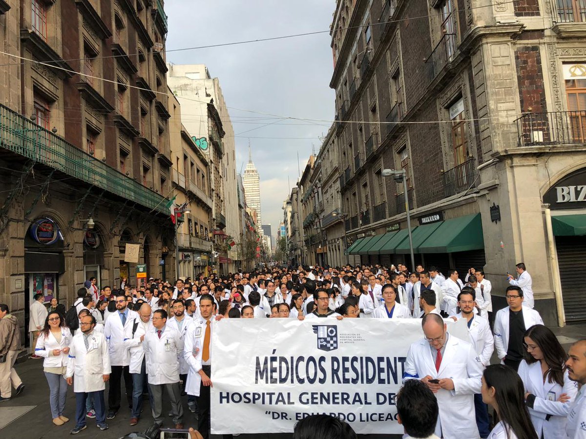 Médicos residentes marchan a Palacio Nacional; piden a AMLO condiciones de trabajo dignas