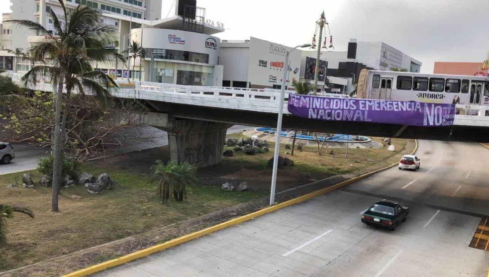 “Feminicidios emergencia nacional”; colocan manta contra la violencia (Veracruz)