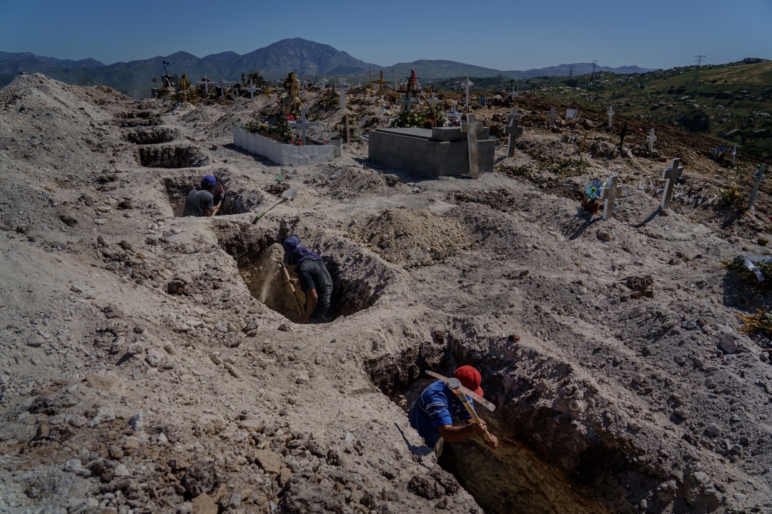 Estos trabajadores entierran a las víctimas del coronavirus en un abarrotado cementerio público de Tijuana  (Baja California)