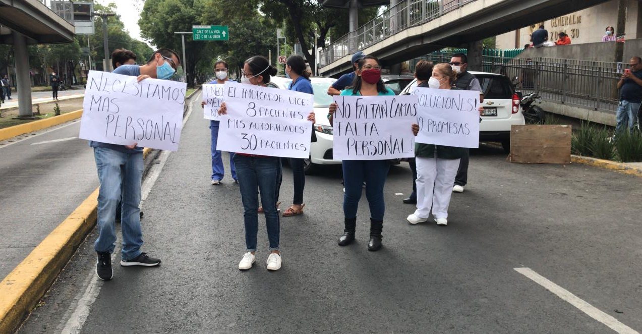 Doctores del Hospital de Iztacalco cierran avenida en protesta por falta de personal; amagan con ir a paro (Ciudad de México)