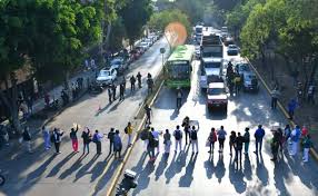 Personal del hospital La Raza rechaza levantar bloqueo en Circuito Interior (Ciudad de México)