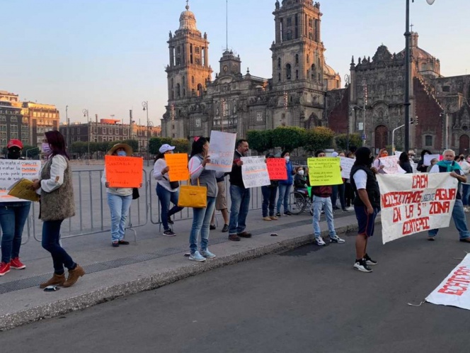 Vecinos de Ecatepec piden agua afuera de Palacio Nacional (Estado de México)