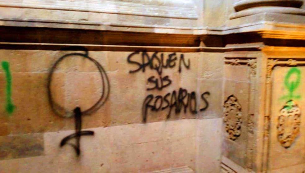 Pintan la catedral de León en protesta por la penalización del aborto (Guanajuato)