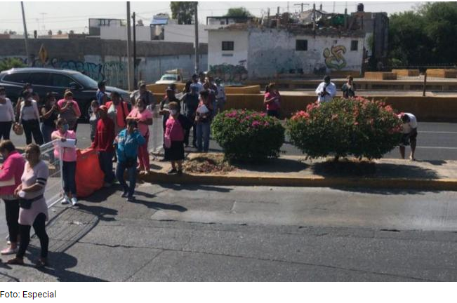 Vendedores del tianguis de Las Vías bloquean avenida Salvador Nava (SLP)