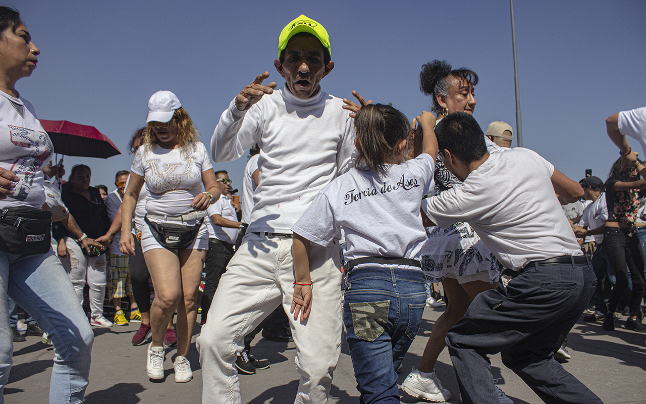 Arman baile en el Zócalo en defensa de los sonideros (Ciudad de México)