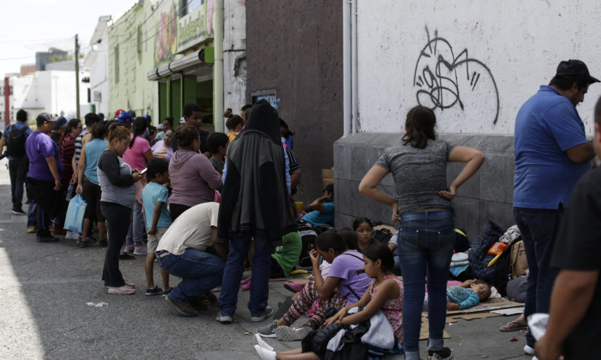 Juez ordena medidas cautelares para migrantes expulsados de EU por pandemia