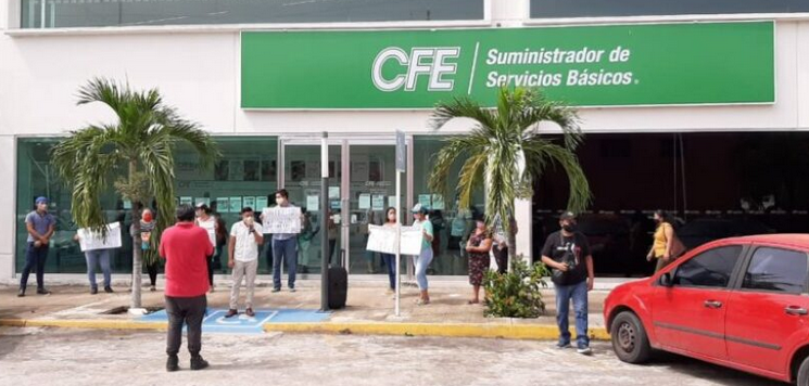 Estudiantes se manifiestan contra altos cobros de CFE en Chetumal