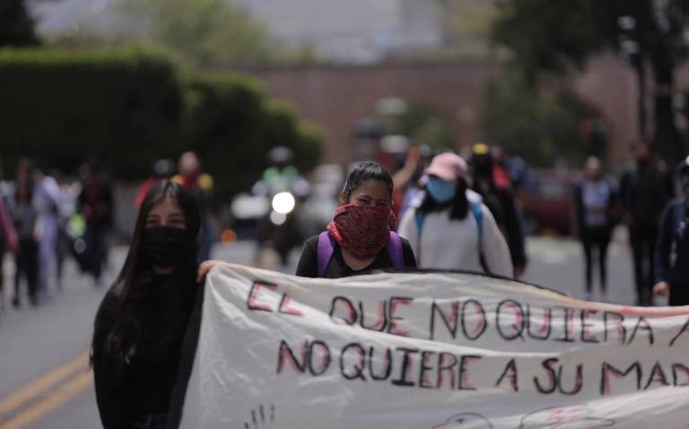 Normalistas se manifiestan durante sesión ordinaria del Congreso de Michoacán