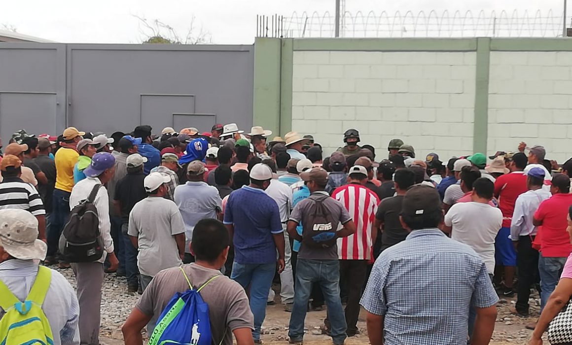 Realiza Ostula protesta pacífica en base de Sedena en Coahuayana (Michoacán)