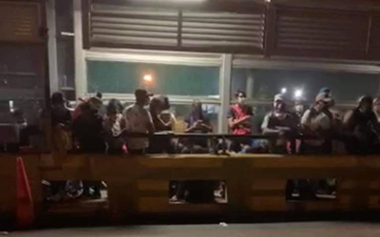 Protestan migrantes y provocan cierre de puente en Matamoros (Tamaulipas)