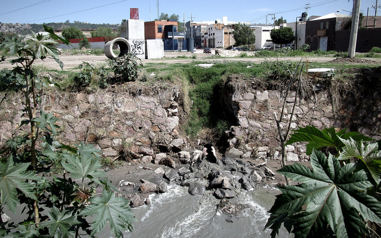 El Sistema de agua de León, Guanajuato vierte tóxicos industriales en arroyos y ríos