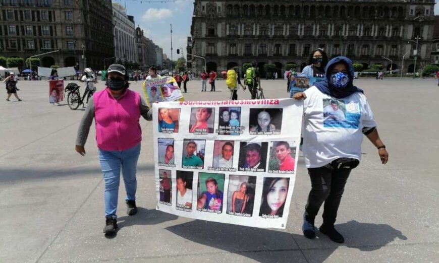 Familiares de desaparecidos realizan caminata en el Zócalo… y advierten que lo harán cada mes (Ciudad de México)