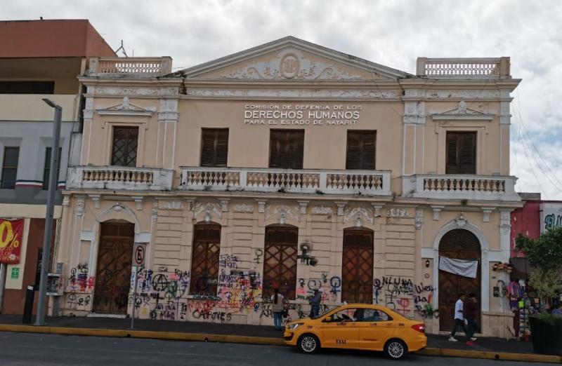 Colectivos feministas se manifiestan en el edificio de la CDDH (Nayarit)