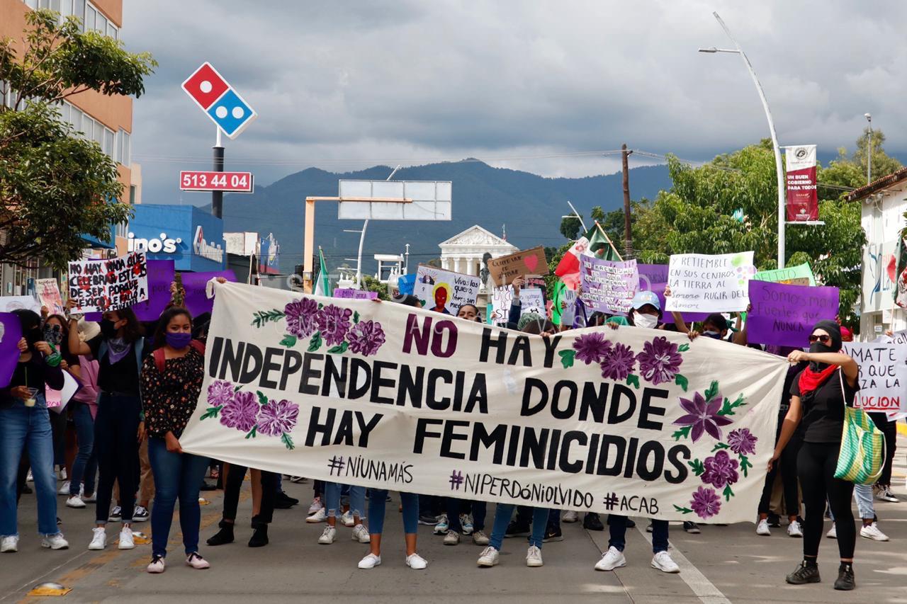 Marchan feministas en la jornada Antigrita para denunciar violencia feminicida y agreden a una periodista (Oaxaca)