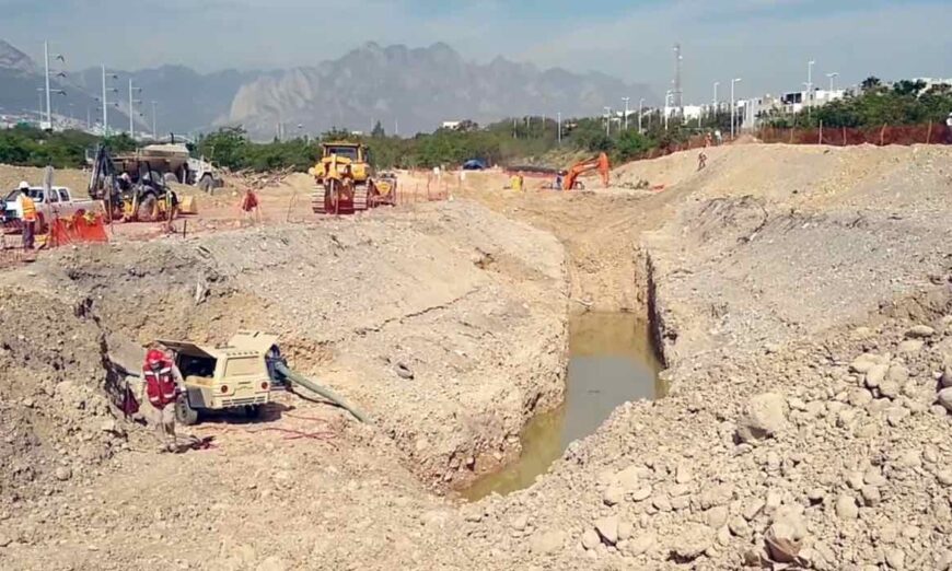 Denuncian construcción de carretera sin permiso en el lecho del río Santa Catarina (Nuevo León)