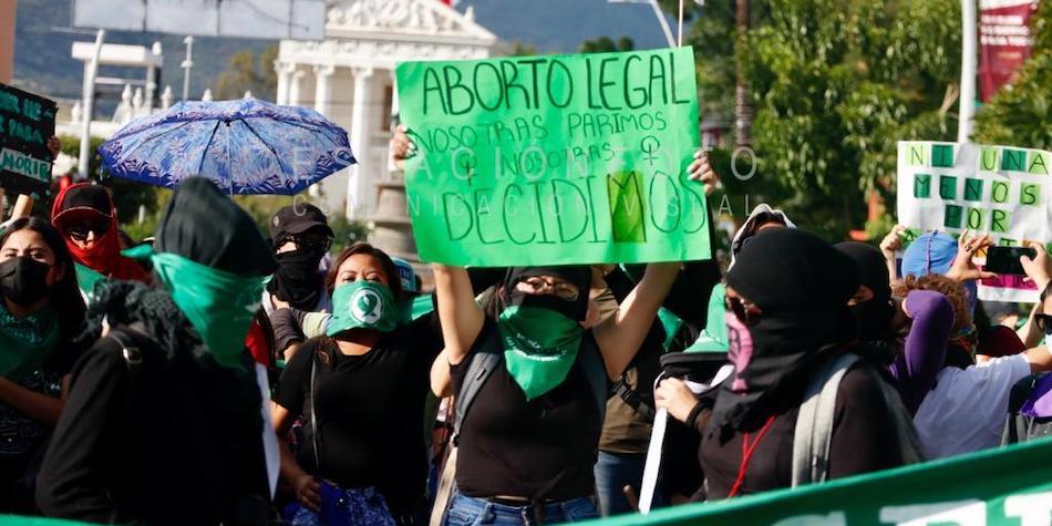 Feministas marchan a un año de la despenalización del aborto en Oaxaca