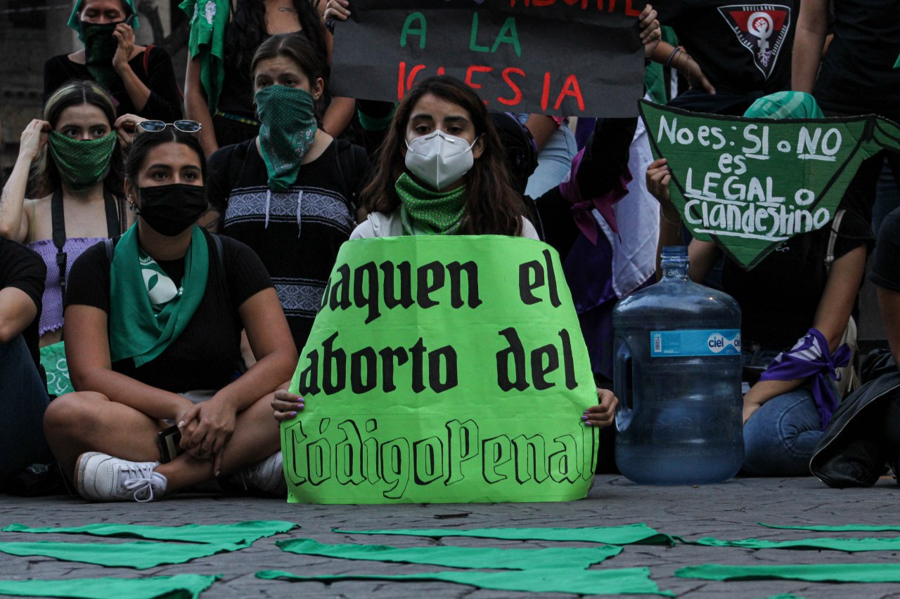 “Ni muertas, ni presas, nos queremos libres y sin miedo”: Demandas del #28S en Guadalajara (Jalisco)