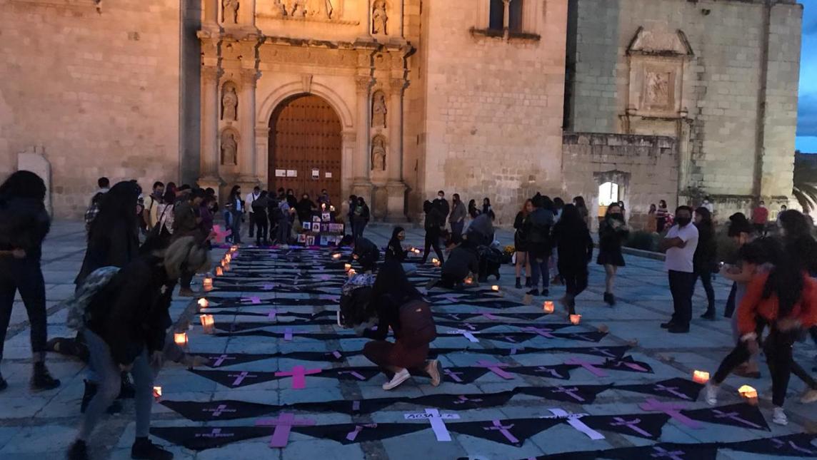 Feministas hacen ofrenda por las mujeres asesinadas en Oaxaca