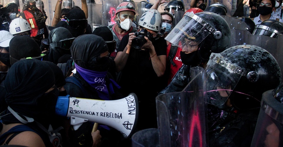 Encapsulan a protesta feminista en CDMX; autoridades dicen que hay diálogo