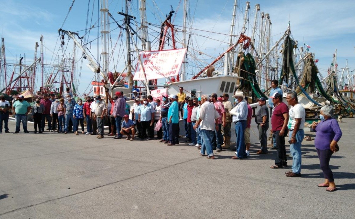 Pescadores de altamar se manifiestan ante posible cierre del muelle en Topolobampo, Sinaloa