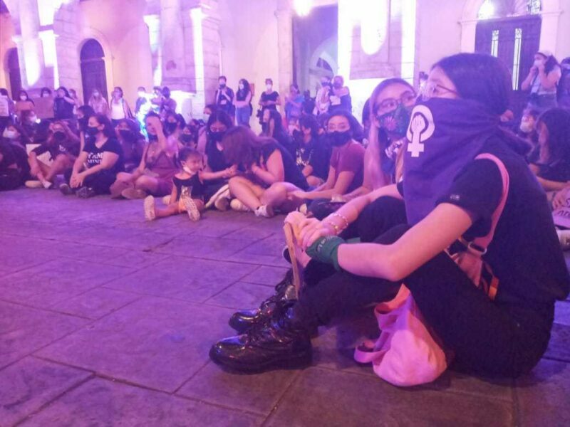 “¡Ni una menos, ni una más!”: Protestan mujeres en la Plaza Grande de Mérida contra la violencia de género este 25N