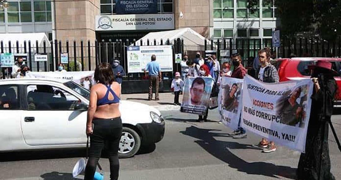 Mujer protesta frente a la Fiscalía de SLP para exigir justicia por el asesinato de su hijo