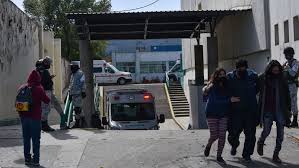 Médicos de Hospital en Toluca atienden a pacientes COVID en plena calle por saturación hospitalaria (Estado de México)