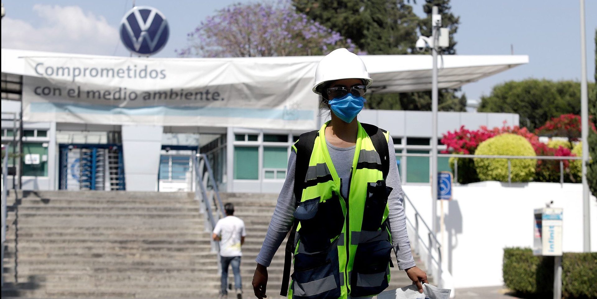 Aumentan contagios y muertes de trabajadores por COVID en armadoras de Guanajuato y Puebla