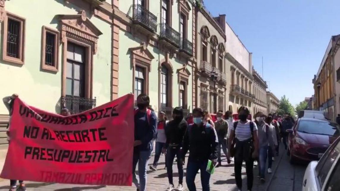 Normalistas de Tamazulapam marchan en contra de recorte presupuestal de su institución (Oaxaca)