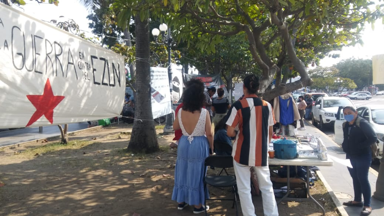 Red de Resistencia y Rebeldía instala bazar colectivo de artesanías (Veracruz)