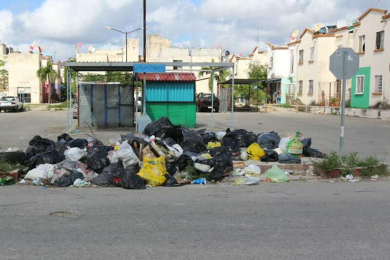 Sumergen a Cancún en mar de basura