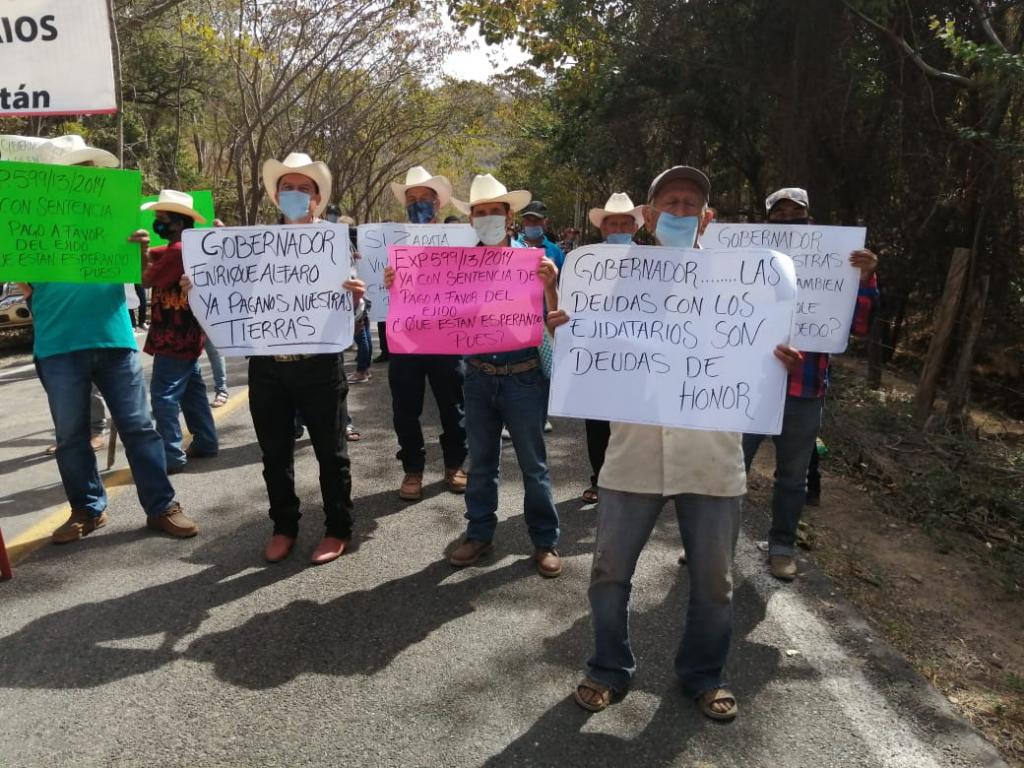 Bloquean ejidatarios acceso a Vallarta por la vía Mascota, exigen al gobierno pago de sus tierras (Jalisco)