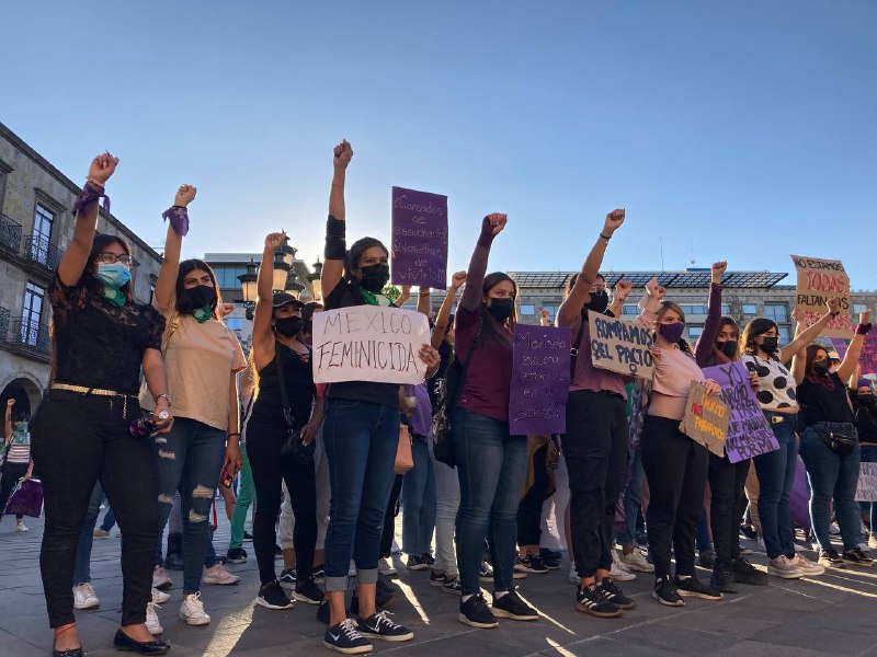 Con listones color violeta y veladoras, feministas exigen frente a Palacio de Gobierno justicia para víctimas de feminicidio y desaparición en Jalisco