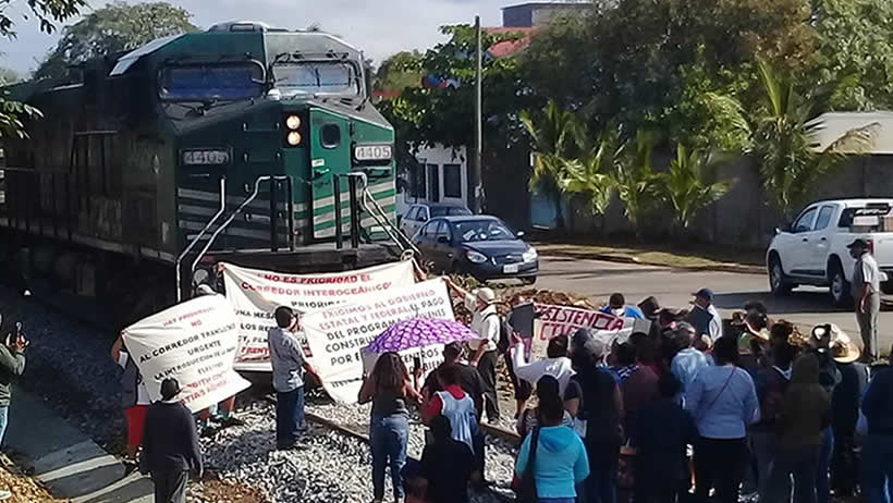Pueblos mixes bloquean tren en el Istmo (Oaxaca)