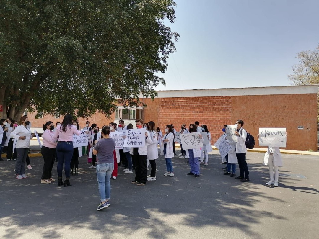 “Atiendo pacientes COVID y no me han vacunado”: reclama personal de salud del Hospital de Pediatría del Centro Médico de Occidente (Jalisco)