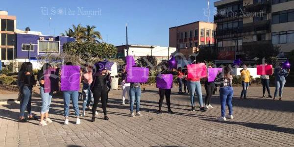 Protestan mujeres en Palacio de Gobierno; exigen la detención de presunto abusador (Nayarit)