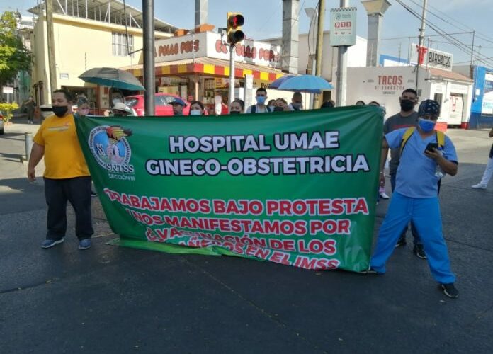 Trabajadores del IMSS piden se vacune a todo el personal de salud (Jalisco)