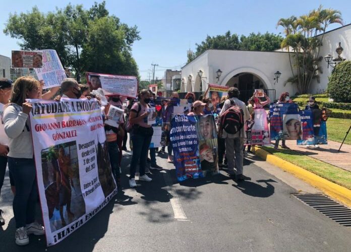 Exigen familias la localización de sus desaparecidos frente a Casa Jalisco
