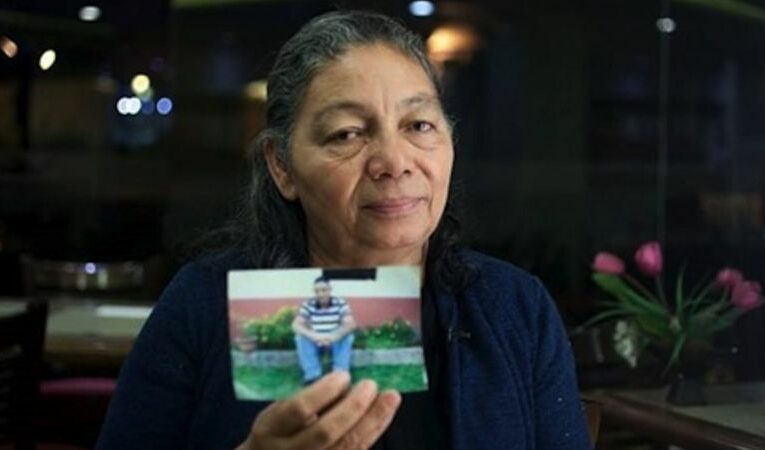 “México es una tumba, México es un robasueños”: la carta de una madre a su hijo 10 años después de que apareciera muerto en una fosa clandestina (Tamaulipas)