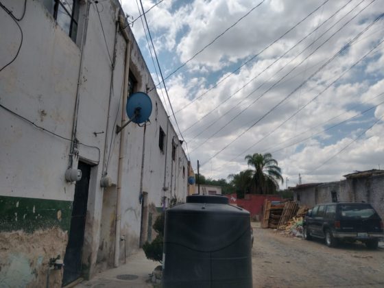 Vecinos de Tlaquepaque tienen meses que acarrean agua para sus hogares (Jalisco)