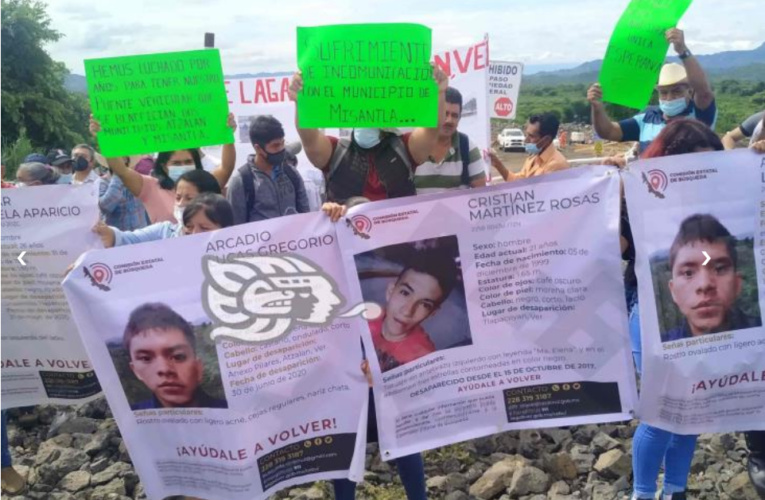 Protestan familiares de desaparecidos en visita de AMLO al norte de Veracruz
