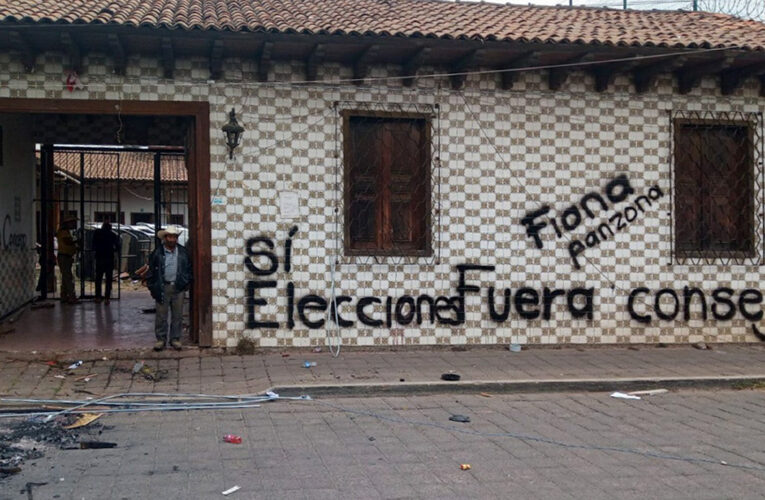 Destrozan casa del gobierno autónomo en Nahuatzen; responsabilizan a partidos políticos (Michoacán)