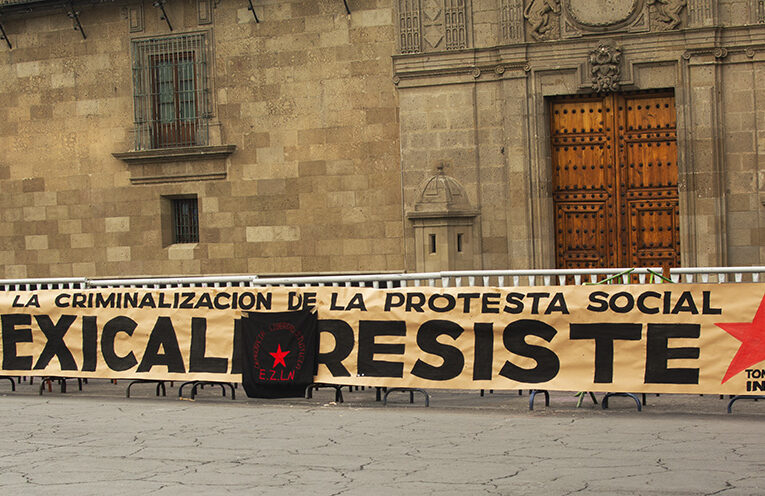 Protestan en Palacio Nacional por persecución al colectivo Mexicali Resiste