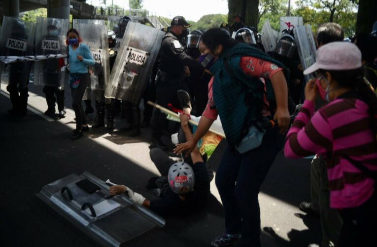 Policías agreden a manifestantes durante protesta #YoProtejoElHumedal de Xochimilco