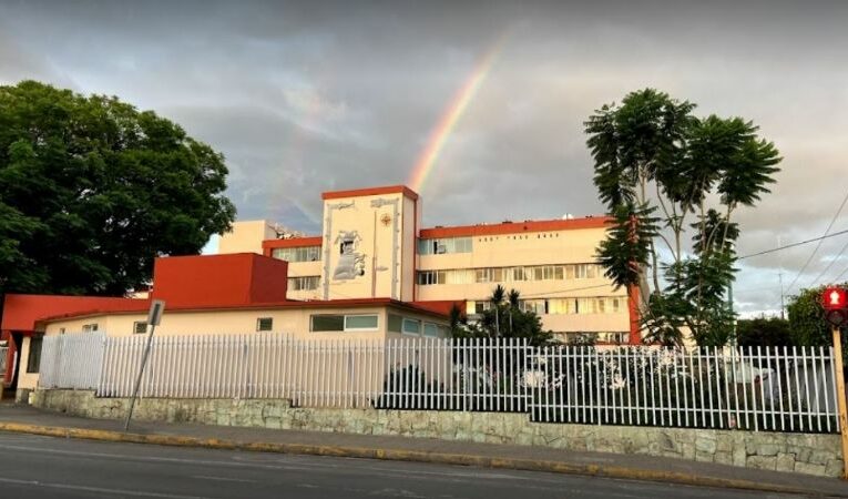 Familiares de enfermos limpian baños en hospital de Oaxaca para evitar focos de infección