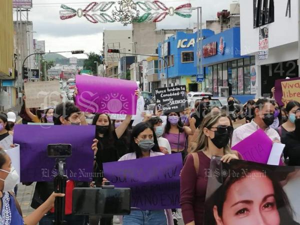 Feministas protestan por feminicidio de la maestra Eréndira (Nayarit)