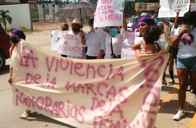 Marchan feministas por el asesinato de Amelia y Verónica