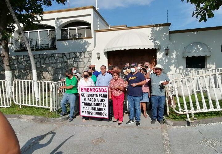 Pensionados y jubilados embargan y quieren rematar Casa de Gobierno (Colima)