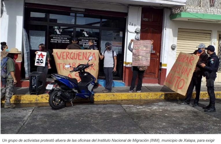 Activistas protestan en Migración por persecución contra haitianos en Veracruz; denuncian violación a los derechos humanos