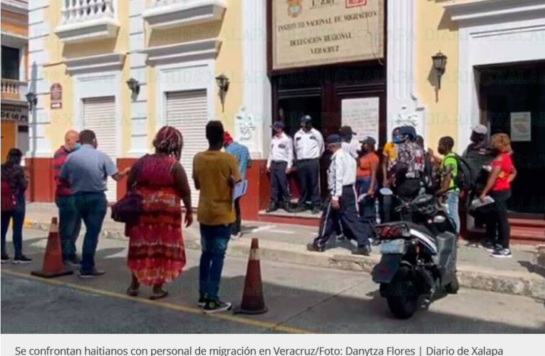 Se confrontan Haitianos con personal de migración, en Veracruz